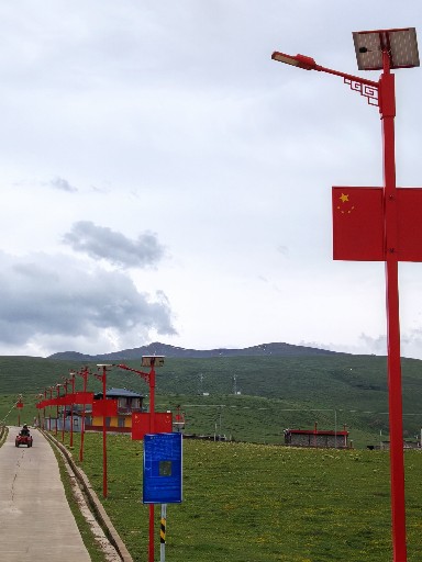 紅路燈映草原， 南德點(diǎn)亮高原鄉(xiāng)路