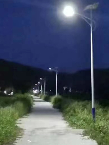 甘肅墩煌黃渠鎮(zhèn)：太陽(yáng)能路燈照亮新農(nóng)村“幸?？鞓?lè)光”